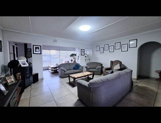 4 BEDROOM HOUSE FOR SALE IN GLENCOE